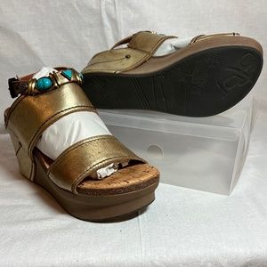 OTBT | Gold Layover Leather Sandal - size 10